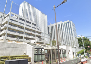 左手に見える大きな病院